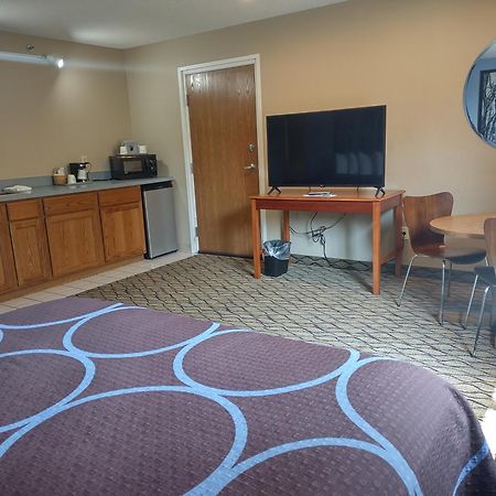 Super 8 By Wyndham Adrian Hotel Екстериор снимка
