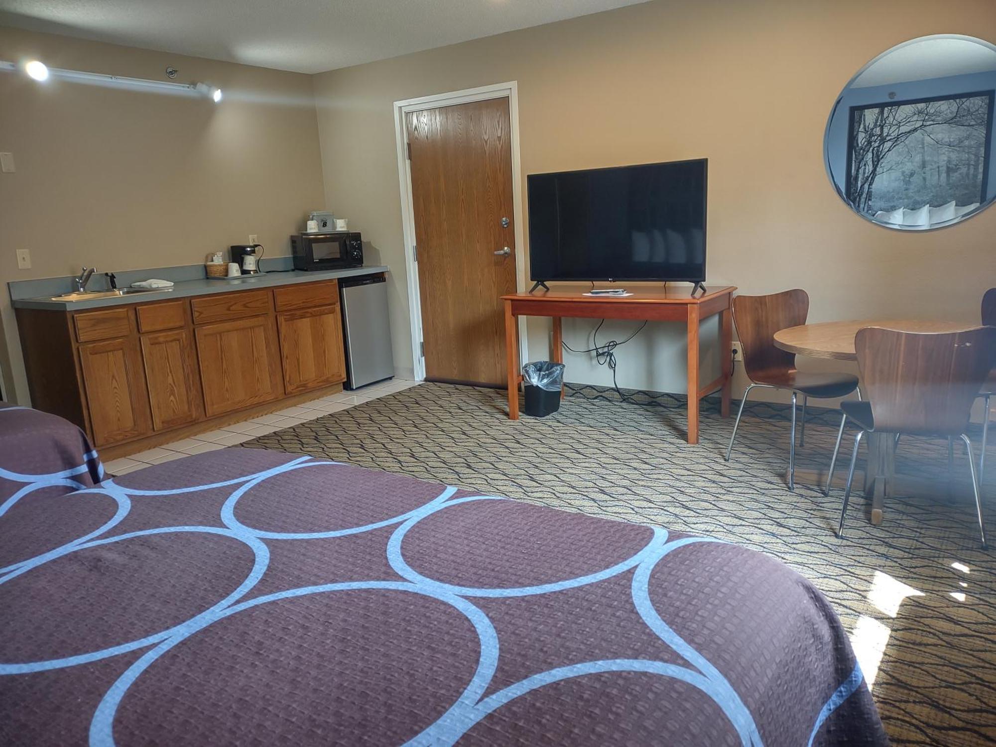 Super 8 By Wyndham Adrian Hotel Екстериор снимка